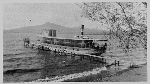 Barco don Vasco atracado en el muelle de Chupícuaro, Michoacan.
